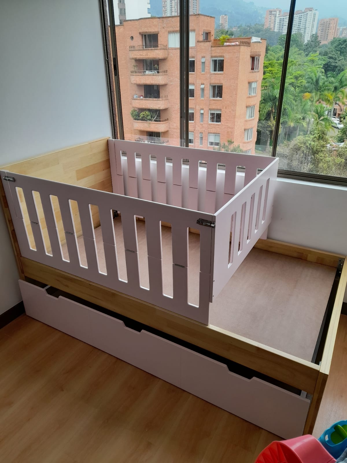 Cuna Baja con Cajón y Baranda Rosa — RENUEVA DECO