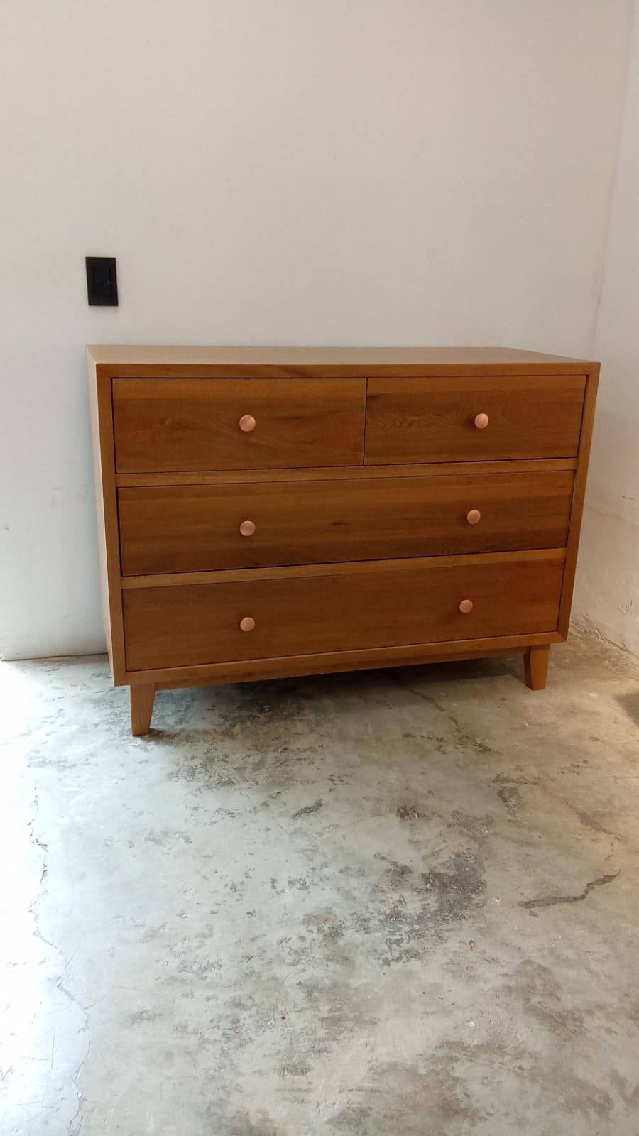 Cómoda Mid-Century en Madera — RENUEVA DECO