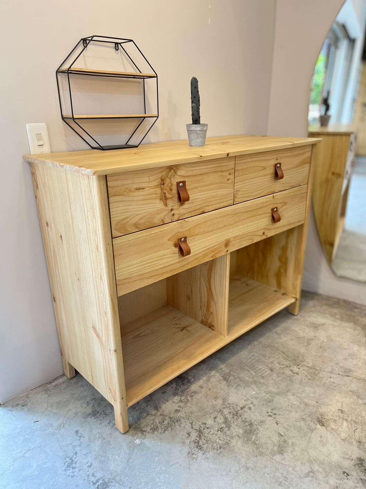 Cómoda Rústica con Herrajes de Cuero — RENUEVA DECO