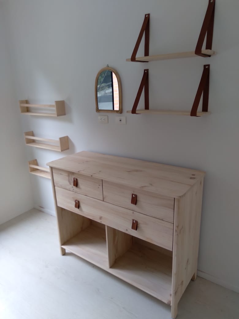 Cómoda en Pino Natural con Repisas a Juego — RENUEVA DECO