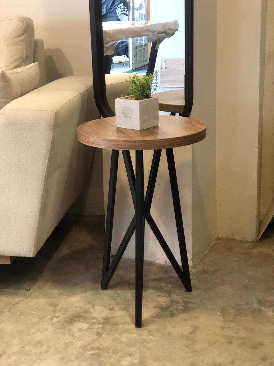 Mesa Auxiliar Triangular — RENUEVA DECO